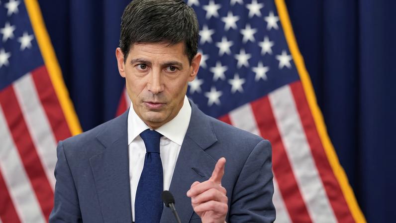 Kevin Warsh, presidente do Fed, responde a pergunta em entrevista coletiva após anúncio de taxa de juros