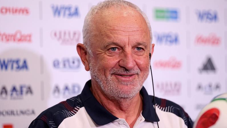 Graham Arnold, técnico australiano do Iraque, em coletiva de imprensa antes do jogo contra a França