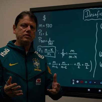 Tarcísio usa lousa de equações para atrair eleitorado jovem