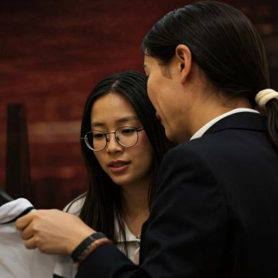 Por que mais mulheres chinesas optam por roupas de corte masculino