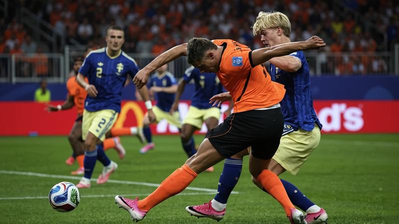 O zagueiro-lateral Micky van de Ven, da Holanda, chuta durante a partida do Grupo F contra a Suécia na Copa do Mundo