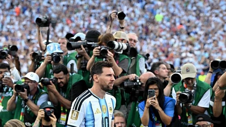 Lionel Messi é alvo dos fotógrafos em Kansas City, na estreia argentina na Copa, diante da Argélia