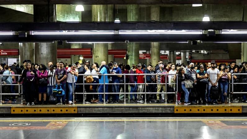 Usuários aguardam na plataforma para embarcar em um trem na estação Sé, linha 1-azul do metrô
