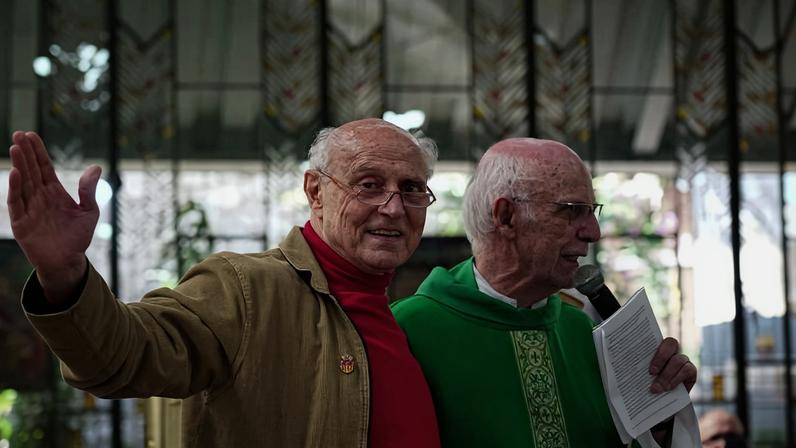 O deputado Eduardo Suplicy (PT-SP) ao lado do padre Julio Lancelotti, na Capela São Judas Tadeu, zona leste da capital paulista