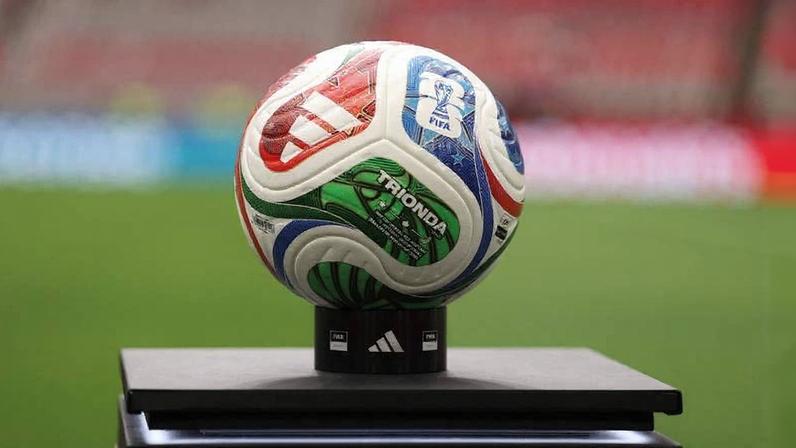 Bola oficial da Adidas, Trionda, do Mundial da Fifa de 2026; entidade mudou as regras do chaveamento para 1ª fase de mata-mata da competição