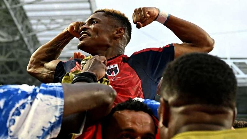 Hélio Varela é carregado nos ombros pelos companheiros da seleção de Cabo Verde após marcar o gol de empate com o Uruguai na Copa