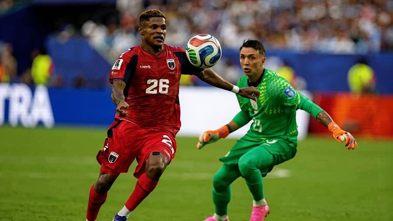Helio Varela passa pelo uruguaio Muslera para marcar o 2º gol de Cabo Verde, empatando a partida e deixando sua seleção com chance de classificação