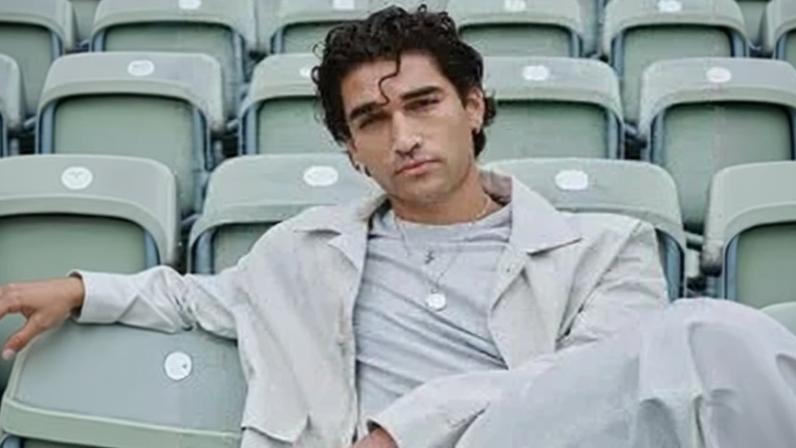Joshu Heuston e Mika Abdalla, atores da série "Off Campus"