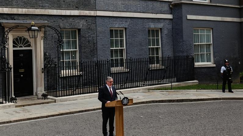 Keir Starmer anuncia renúncia no Reino Unido