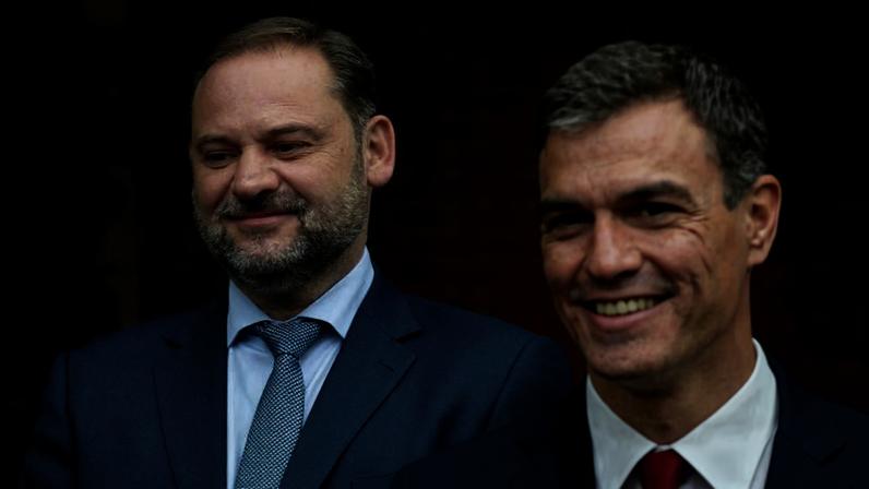O ex-ministro de Trnasportes Jose Luis Abalos e o premiê Pedro Sanchéz durante um evento em Madri