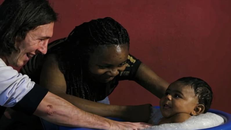 Imagem publicada no Instagram do Barcelona mostra Messi posando com Lamine Yamal ainda bebê, em 2007, para calendário da Unicef