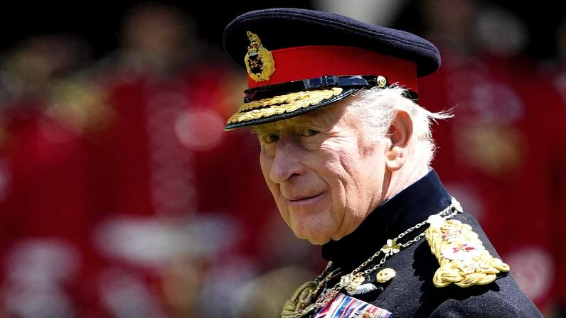 O rei Charles 3º durante uma cerimônica no Palácio de Buckingham