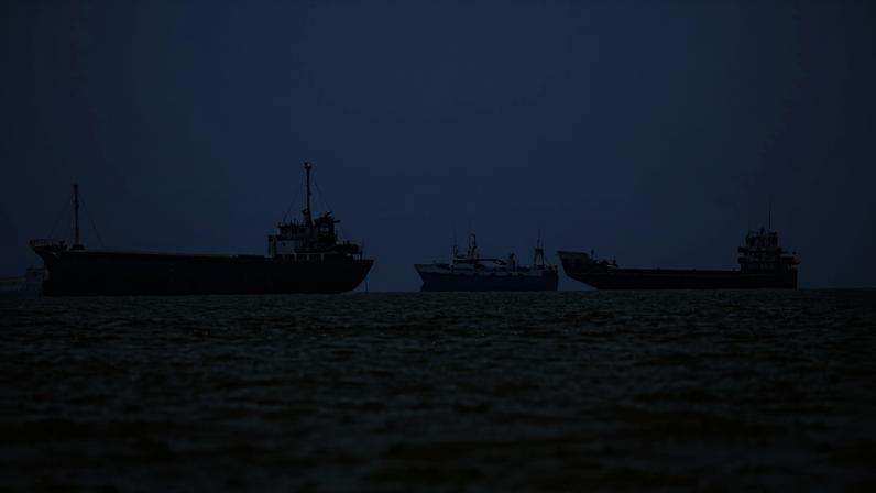 Navios ancorados no porto de Bandar Abbas, no Irã, esperam reabertura do estreito de Hormuz