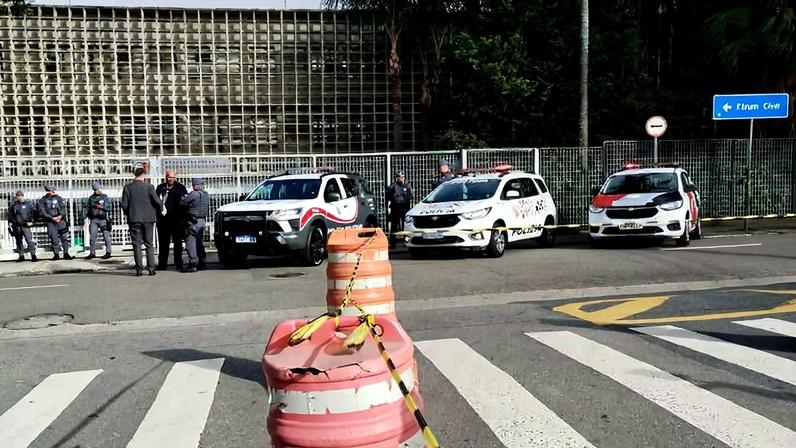 Policiamento reforçado no Fórum de Guarulhos para julgamento de PMs no caso Antônio Vinícius Gritzbach, nesta segunda-feira (22)