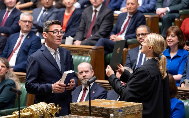 Andy Burnham, cotado como o futuro primeiro-ministro do Reino Unido, presta juramento ao tomar posse como membro do Parlamento britânico, em Londres, nesta segunda-feira (22)