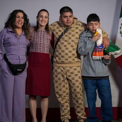 Pato Merlín, mascote da seleção mexicana, é recebido pela presidente Sheinbaum