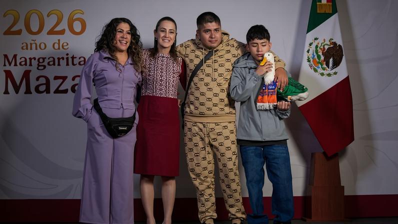 Claudia Sheinbaum, presidente do México, posa com o pato Merlín e sua família humana no Palácio Nacional