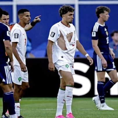 Egípcio tem camisa da Puma rasgada e número descolando na Copa