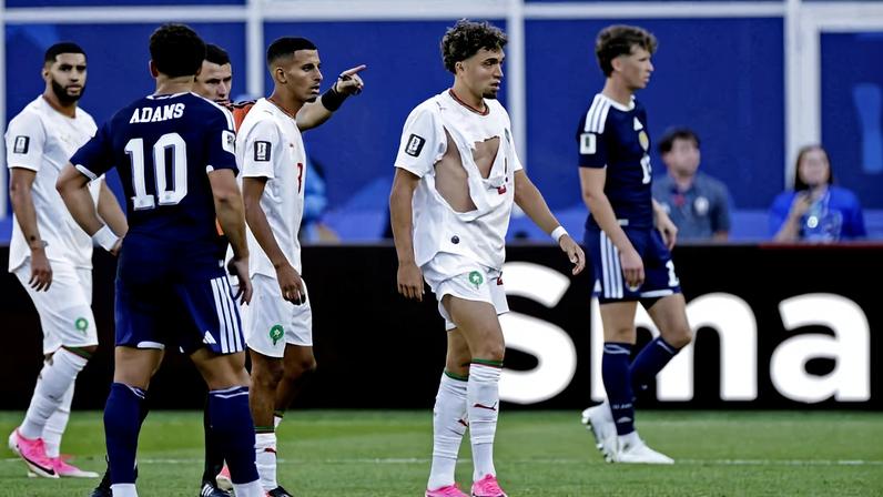 O marroquino El Aynaoui com a camisa rasgada durante partida com a Escócia, nos EUA