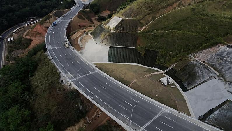 Trecho de 4 km da rodovia Presidente Dutra na serra das Araras (RJ), que será inaugurado nesta terça-feira (23); obra vai dobrar a velocidade para 80 km/h