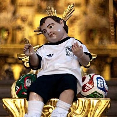 No México, fãs vestem Jesus com a camisa da seleção