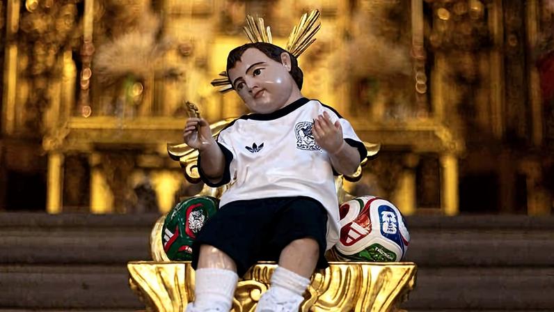 Uma estatueta do Menino Jesus vestido com a camisa da seleção mexicana está exposta na Catedral Metropolitana, na Cidade do México, México, onde torcedores visitam e oram para que a seleção avance na Copa do Mundo