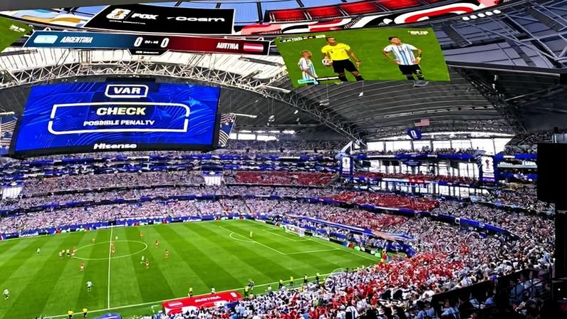 Torcedores assistem a partida da Argentina em estabelecimento em Los Angeles, que oferece experiência imersiva