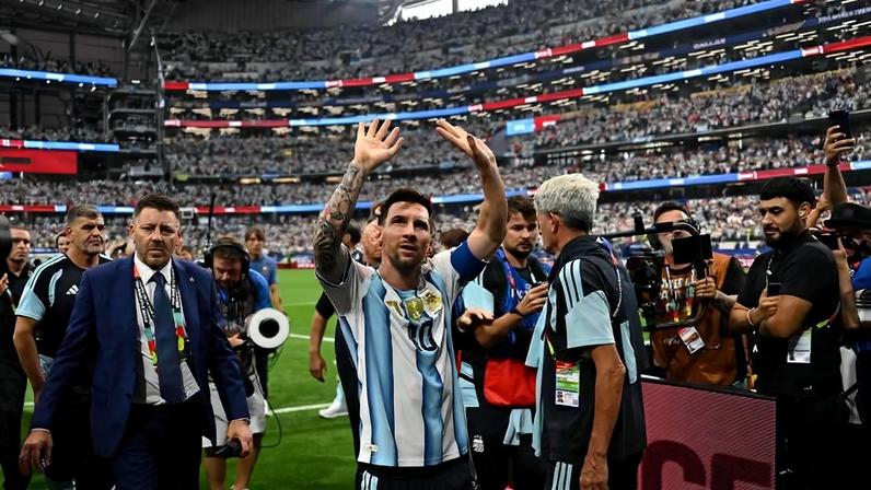 Lionel Messi cumprimenta torcedores após partida entre Argentina e Áustria, em Dallas
