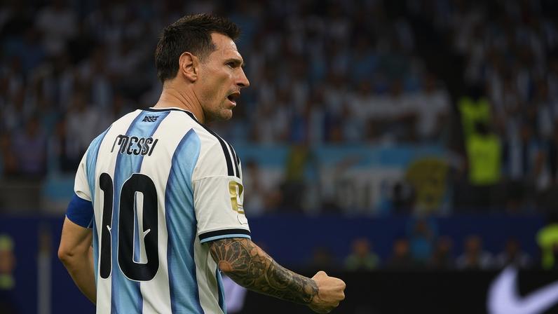 Messi celebra primeiro gol contra a Áustria