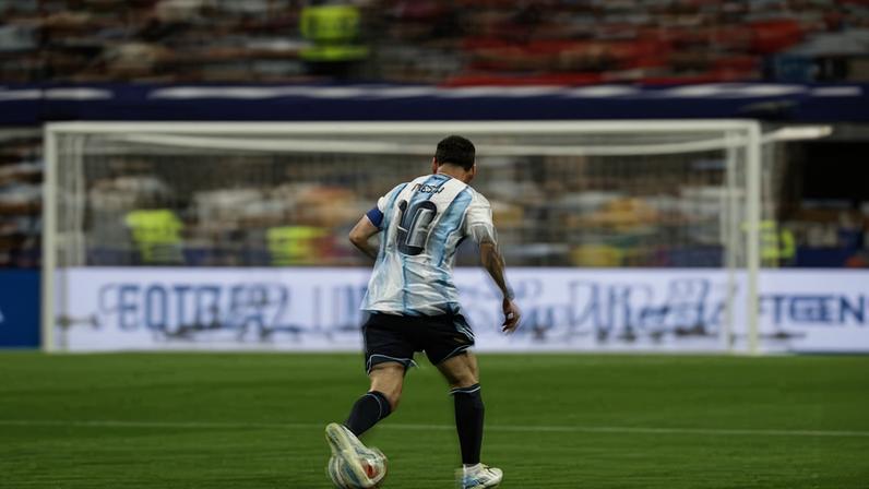 Messi conduz a bola de frente para o gol na partida contra a Áustria, na Copa do Mundo 2026