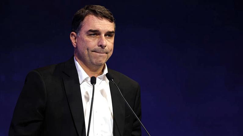 O senador Flávio Bolsonaro, pré-candidato à Presidência da República, participa de debate com industriais promovido pela CNI (Confederação Nacional da Indústria)