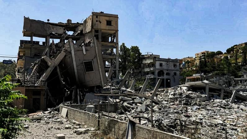 Prédios destruídos por bombardeio israelense em Nabatieh, no sul do Líbano