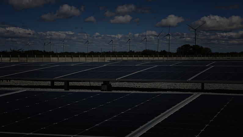 Torres eólicas e painéis solares da Axia Energia no cerrado da Bahia e de Pernambuco