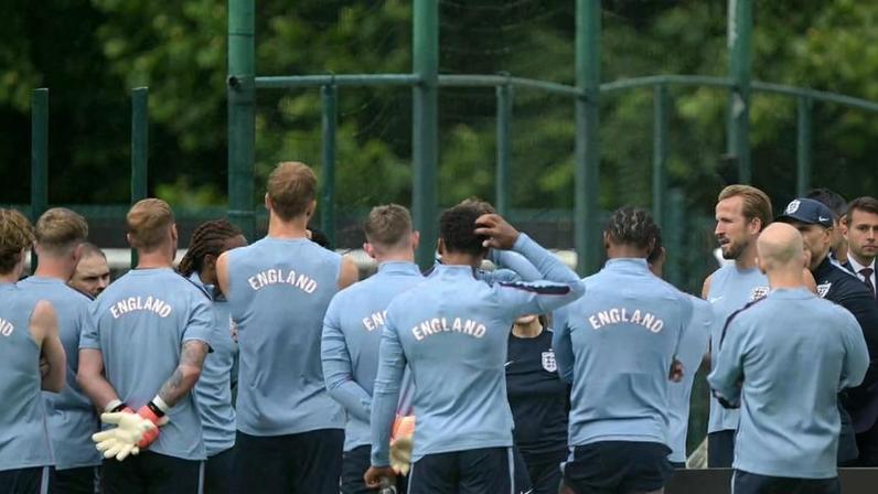 Roda com jogadores ingleses durante treino antes do confronto contra Gana na 2ª rodada da Copa do Mundo