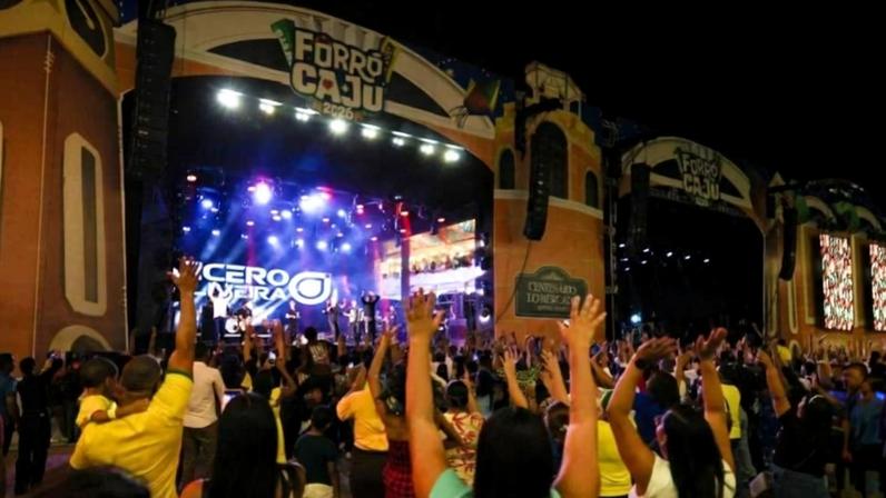 Primeira noite do Forró Caju 2026 na praça dos Mercados, em Aracaju; programação foi dedicada à música religiosa, reunindo artistas dos segmentos gospel e católico