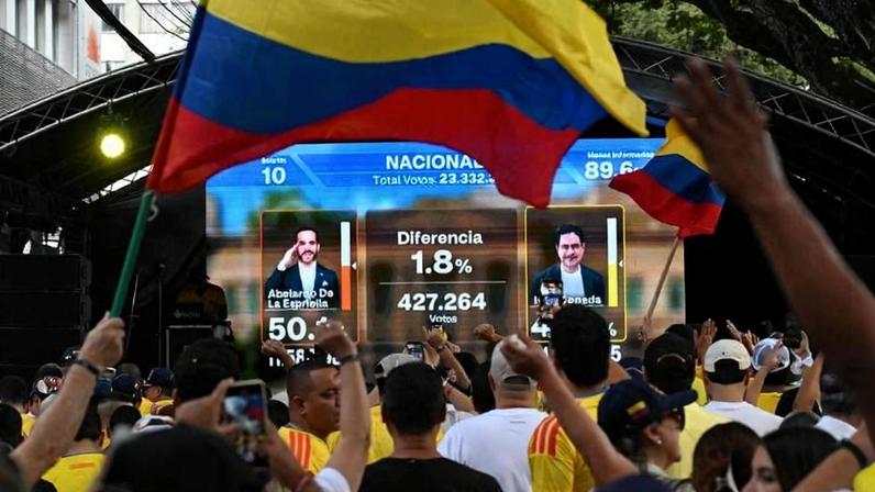 Público acompanha apuração de eleições na Colômbia neste domingo (21); dados oficiais ainda serão divulgados