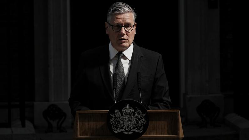 Keir Starmer, ex-premiê dos Reino Unido, anuncia sua renúncia, em Londres
