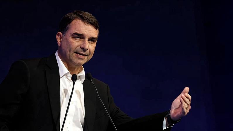 O senador Flávio Bolsonaro, pré-candidato à presidência da república, participa de debate com industriais promovido pela CNI (Confederação Nacional da Indústria)