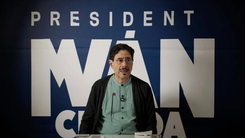 O candidato derrotado nas eleições presidenciais da Colômbia, Iván Cepeda, discursa para a imprensa na sede do seu partido, Pacto Histórico, em Bogotá