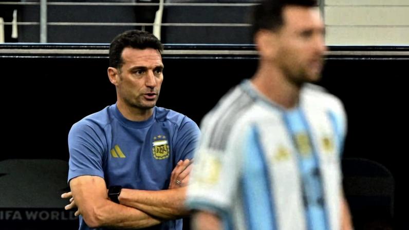Scaloni e Messi durante o jogo contra a Áustria; treinador potencializou números do craque argentino