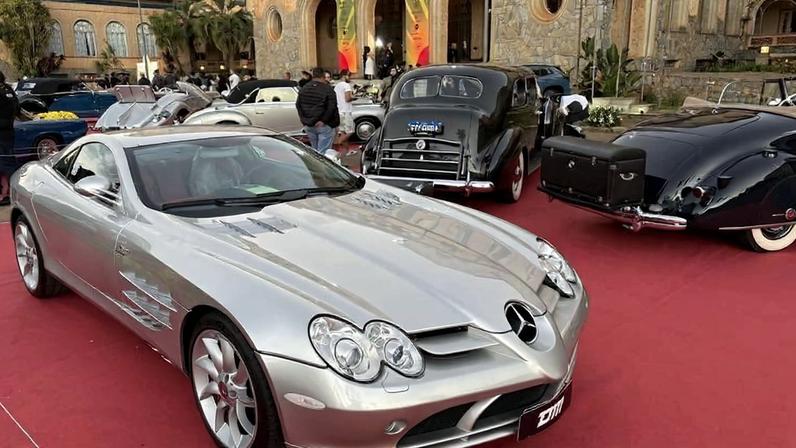 Mercedes SLR McLaren é exibido junto com carros antigos no Brazil Classics Show, em Araxá (MG)