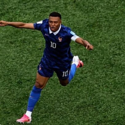 Mbappé faz 16º gol nas Copas em jogo interrompido por tempestade nos EUA