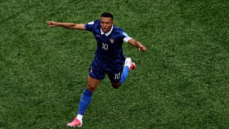 Kylian Mbappe celebra primeiro gol do jogo contra o Iraque