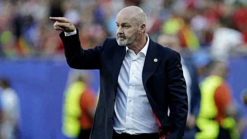 O técnico Steve Clarke, durante a derrota da Escócia para Marrocos; ele foi criticado pelo comportamento defensivo de sua equipe em Foxborough