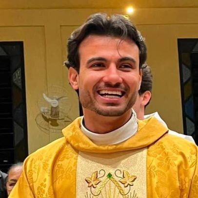 Padre de São Carlos viraliza com elogios à aparência e atrapalha missa