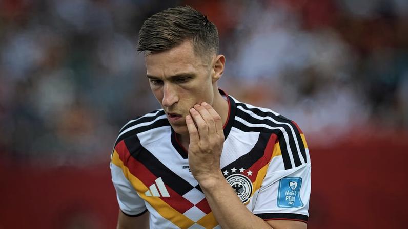 Zagueiro Nico Schlotterbeck após sentir lesão no tornozelo na partida contra a Costa do Marfim