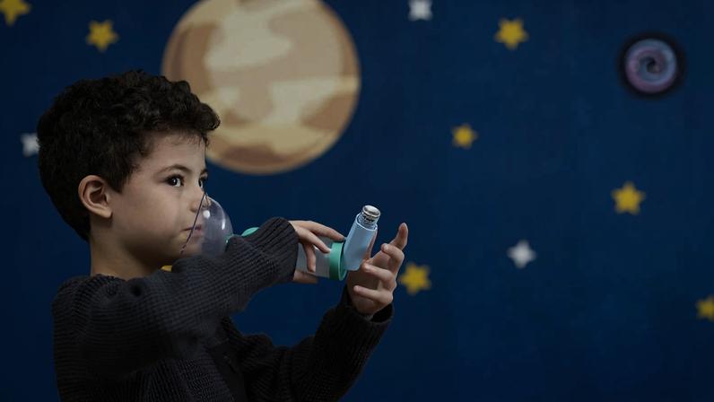 Samuel Dias Barros de Souza, 7, usa bombinha de asma em seu quarto, na zona oeste de São Paulo; a família o levou ao pronto-socorro de um hospital por causa de um quadro de influenza, mas ele não precisou ficar internado