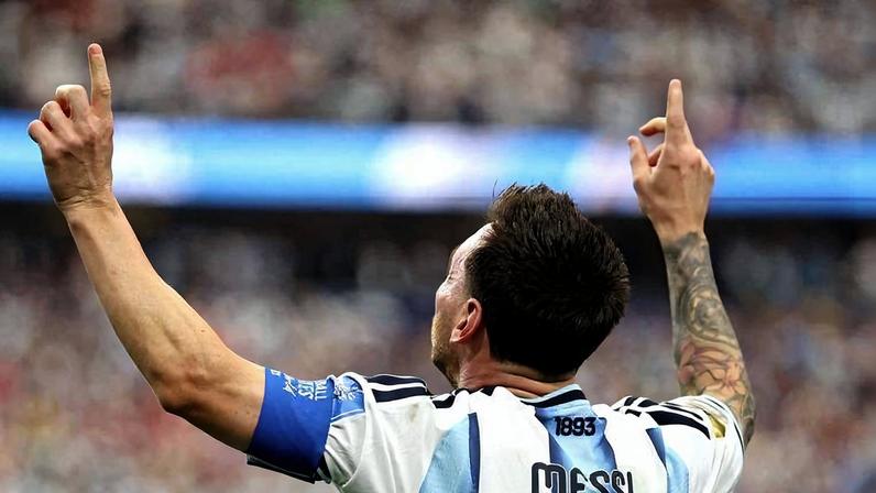 Messi comemora o 2º gol da Argentina contra a Áustria, em Dallas; camisa 10 se tornou o maior artilheiro das Copas do Mundo nesta segunda-feira (22)