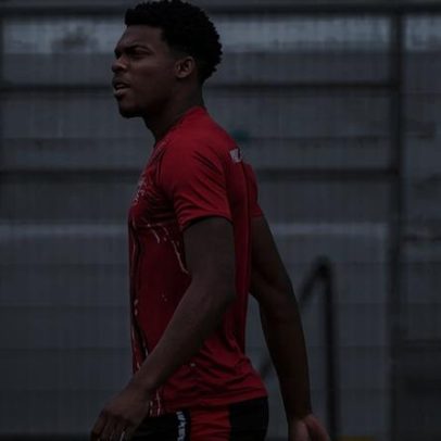 Jogador de 20 anos tem suspeita de parada cardíaca durante treino no interior