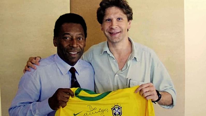 Em foto de 2001, Pelé posa com o jornalista escocês Andrew Downie depois de lhe conceder entrevista; Downie é autor de uma biografia sobre o Rei do Futebol que será lançada em inglês em novembro de 2026